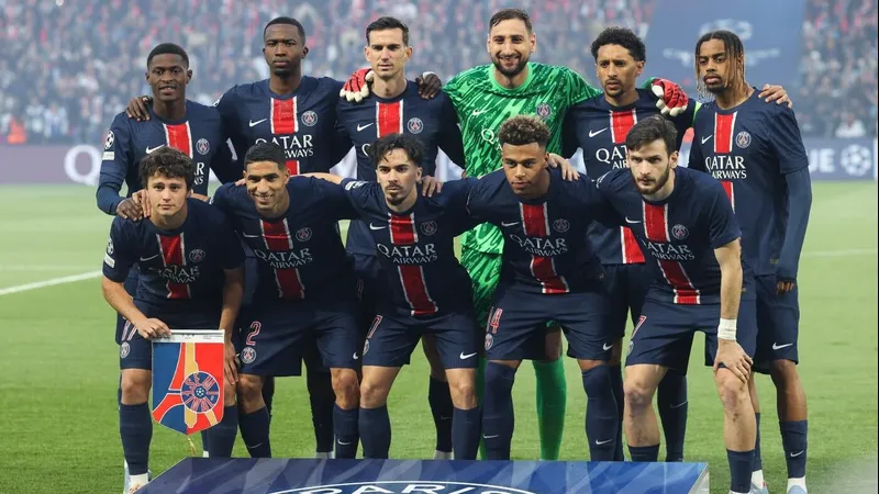 Cầu thủ Auxerre chạy nhanh với bóng trước sự áp đảo từ cầu thủ Paris