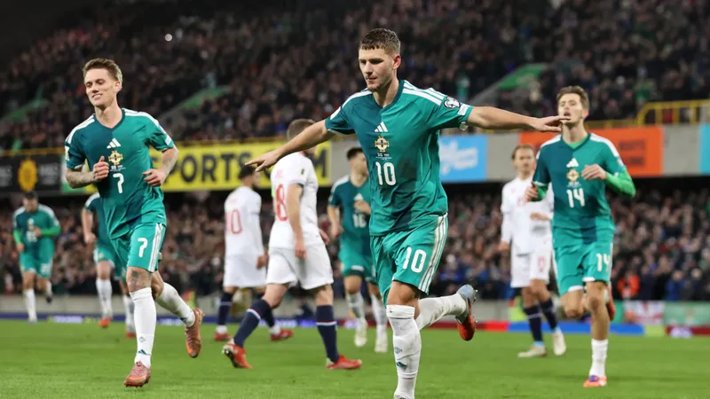 Hậu vệ Bắc Ireland ngăn chặn cầu thủ đối phương tiến vào vòng cấm Hậu vệ Bắc Ireland ngăn chặn cầu thủ đối phương tiến vào vòng cấm