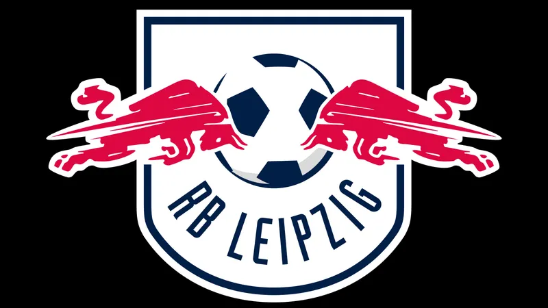 Cầu thủ RB Leipzig bứt tốc trên sân trong trận đấu với Frankfurt.