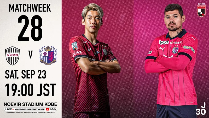 Cầu thủ Vissel Kobe và Cerezo Osaka tranh chấp bóng trên sân