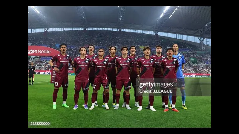 Cầu thủ Vissel Kobe và Cerezo Osaka tranh chấp bóng trước khán giả