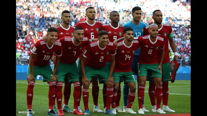 Cầu thủ Morocco tung cú sút mạnh vào khung thành Pháp.