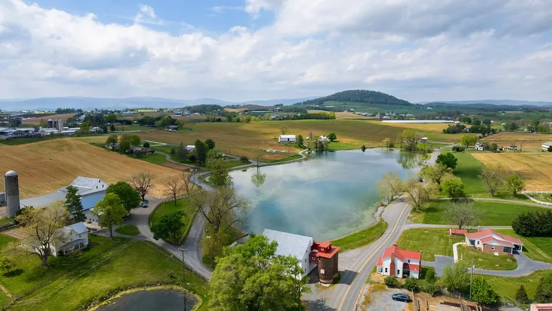 Cầu thủ Dayton và West Virginia tranh chấp quả bóng trên sân cỏ