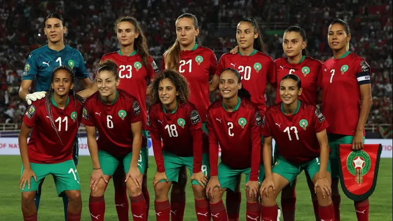 Hậu vệ Morocco ngăn chặn cầu thủ Pháp tấn công
