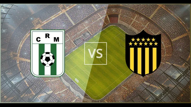 Cầu thủ Racing Montevideo và Penarol tranh chấp quả bóng trên sân cỏ