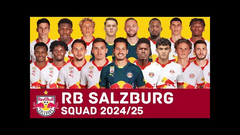 Cầu thủ đội Salzburg và Kharkiv tranh chấp quả bóng trên sân cỏ