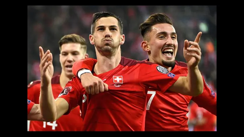 Cầu thủ Thụy Sĩ và Argentina đối mặt trên sân cỏ